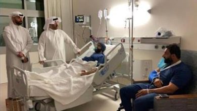 اللواء الرومي يقوم بزيارة رجلي إطفاء أصيبا في التعامل مع حريق منزل بمنطقة العدان