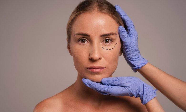 أبرز اتجاهات جراحة التجميل في عام 2025 مع طبيب التجميل إبراهيم الأشقر