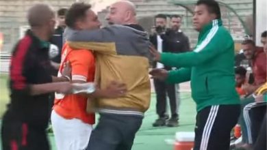 شاهد… لاعب مصري يعتدي على مدربه بسبب 10 دقائق لعب