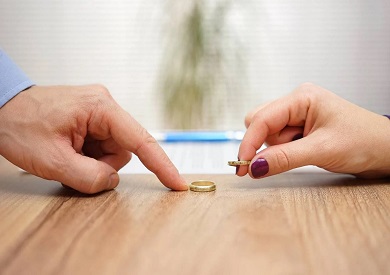 لماذا يتخذ الأشخاص قرارات سيئة بشأن علاقاتهم العاطفية؟