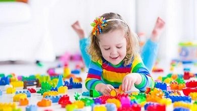 ماذا تفعل عندما يدس طفلك قطعة مكعبات في أنفه؟