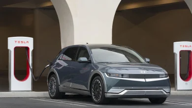 هيونداي تُسهّل شحن سياراتها الكهربائية في محطات تيسلا بفضل محولٍ مجاني