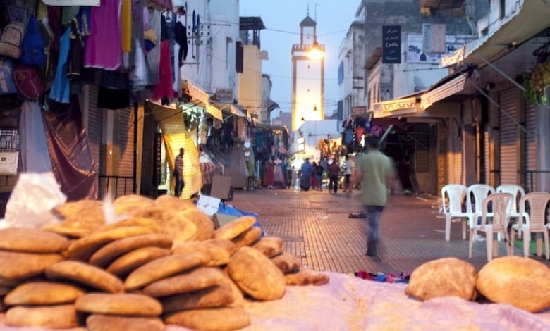 بيع الخبز عشوائيا في الشوارع والأسواق الشعبية يقلق "حماة المستهلك"