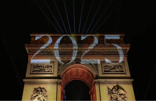 العالم يستقبل 2025 بعد عام ملتهب شهد عودة ترامب وفرار...