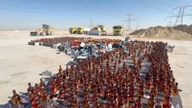 بالفيديو إتلاف 6828 زجاجة خمر مستوردة بجرافات البلدية