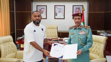 قائد عام شرطة عجمان يكرم مدرباً بنادي الشرطة للرياضة والرماية