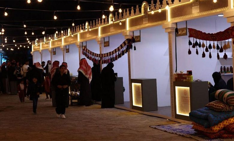المجسمات الرمضانية المضيئة بـ "درب زبيدة" لوحة بصرية تجذب أهالي رفحاء