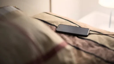 لماذا يعد شحن هاتفك طوال الليل أمرًا سيئًا للبطارية؟