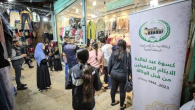 وكالة بيت مال القدس تنهي عمليتها الرمضانية في القدس بتوزيع 200 كسوة عيد على الأيتام 