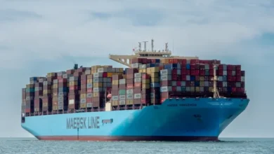 شركة “Maersk” تنفي الاتهامات المتداولة بشأن نقل شحنات عسكرية إلى إسرائيل
