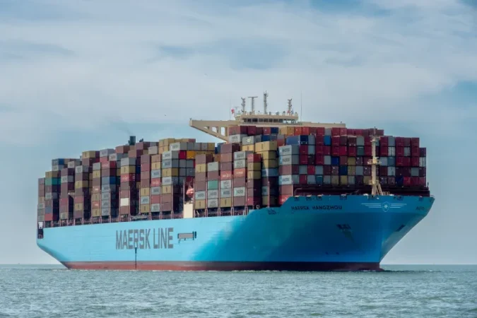 شركة “Maersk” تنفي الاتهامات المتداولة بشأن نقل شحنات عسكرية إلى إسرائيل