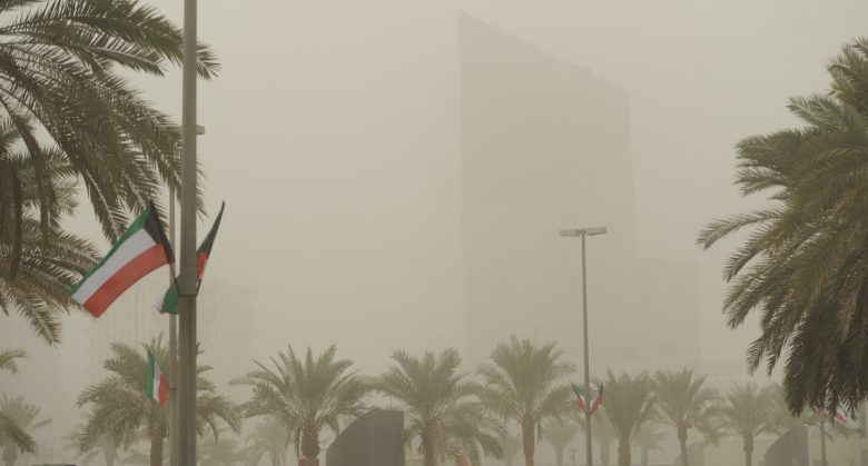«الأرصاد»: طقس مائل للحرارة مع فرصة لأمطار خفيفة وغبار
