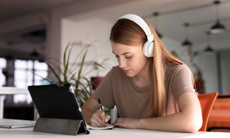 التعليم الذاتي وأهميته في تطوير الشباب بحسب مختصة