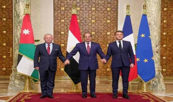 السيسي وماكرون في زيارة تاريخية للعريش لتفقد مصابي حرب غزة ووقفة احتجاجية في المدينة لآلاف المصريين لرفض تهجير الفلسطينيين