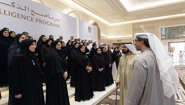 بحضور منصور بن زايد.. محمد بن راشد يُكرم خريجي برنامج الذكاء الاصطناعي الاتحادي