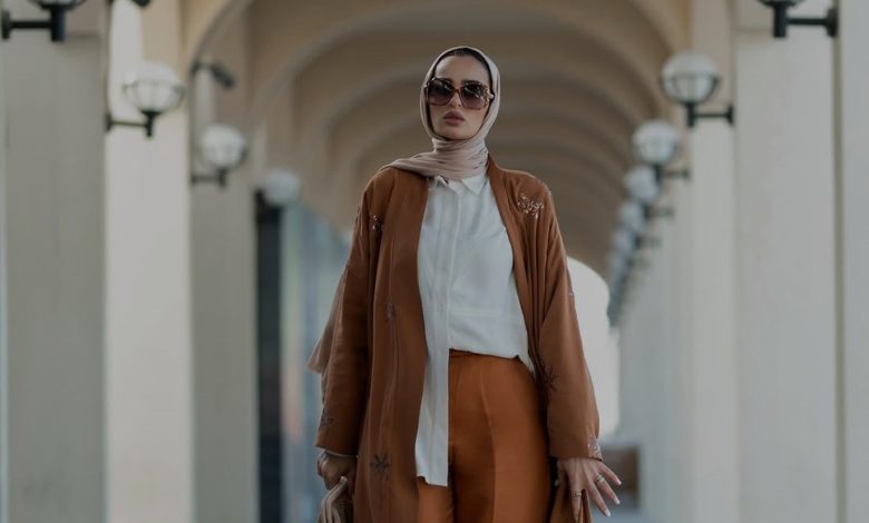 كيف أُنسق لون الحجاب مع الملابس على طريقة مدونات الموضة؟