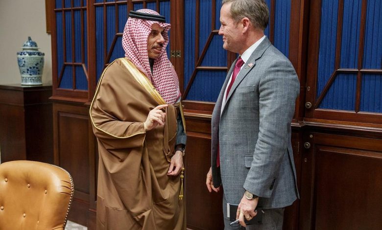 وزير الخارجية يبحث تعزيز العلاقات الاستراتيجية مع مستشار الأمن القومي الأمريكي