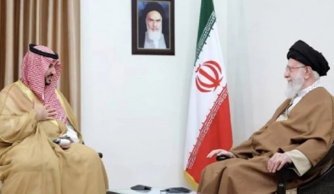 وزير الدفاع السعودي يسلم خامنئي رسالة من الملك سلمان ويبحث مع الرئيس الإيراني تعزيز العلاقات