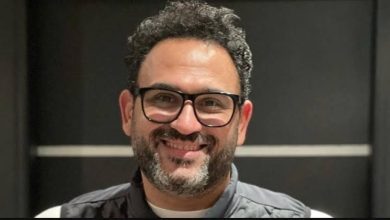 أكرم حسني يكشف لـ «عكاظ» تفاصيل فيلمه الجديد «زوجة رجل مش مهم» - أخبار السعودية