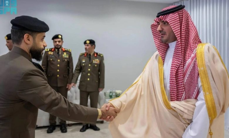 عبدالعزيز بن سعود يلتقي مدير عام مكافحة المخدرات في منطقة مكة المكرمة - أخبار السعودية