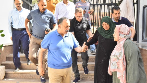 محافظ أسيوط يرافق سيدة إلى مستشفى الرمد ويوجه بعلاجها على نفقة التضامن