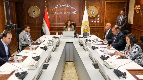 وزيرة التنمية المحلية تتابع مع المحافظات الموقف التنفيذي لمنظومات التصالح