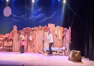 The Dung.. عرض مسرحي يجسد مأساة الجندي المنهزم في مهرجان نوادي المسرح
