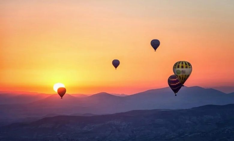 "خروقات التحليق" تتسبب في توقيف شركات مناطيد بمدينة مراكش