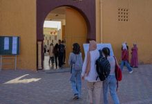 أمهات ينسجن الدعم والضغط بصبر الانتظار أمام أبواب مراكز البكالوريا