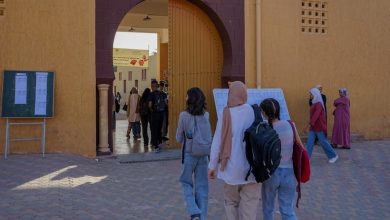 أمهات ينسجن الدعم والضغط بصبر الانتظار أمام أبواب مراكز البكالوريا