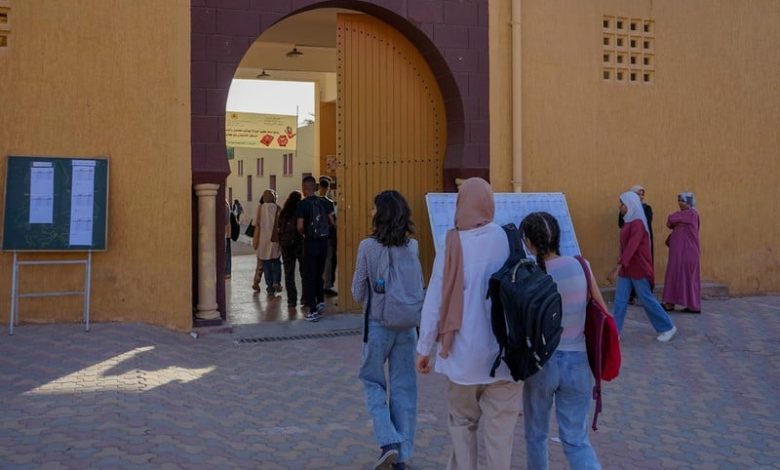 أمهات ينسجن الدعم والضغط بصبر الانتظار أمام أبواب مراكز البكالوريا