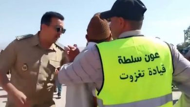 رجل سلطة يهين مسنا ومطالب بالتحقيق