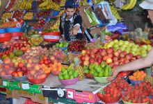 ثنائية العرض والطلب تلهب أسعار الفواكه الموسمية في أسواق المغرب