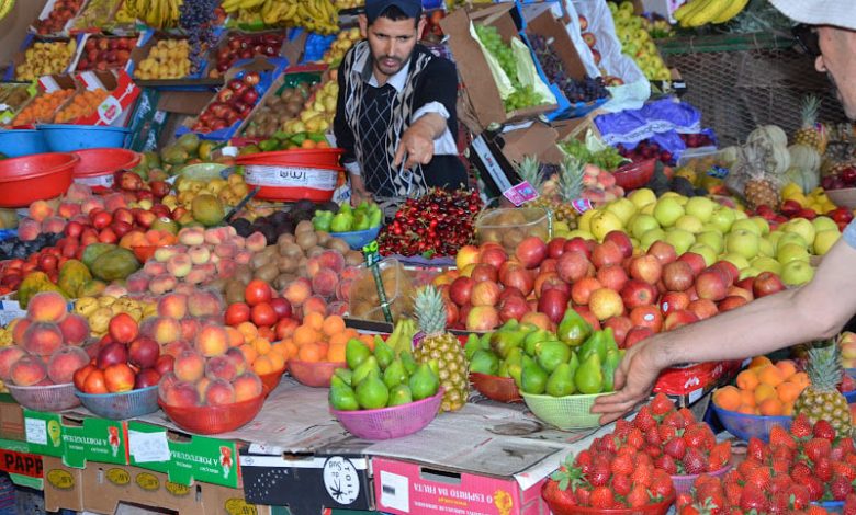 ثنائية العرض والطلب تلهب أسعار الفواكه الموسمية في أسواق المغرب