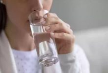 أبرزها الحفاظ على صحة الجسم ورطوبته.. فوائد كثيرة لشرب الماء الساخن في الصباح الباكر ‬