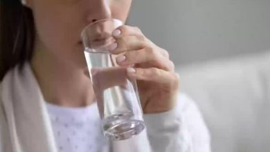 أبرزها الحفاظ على صحة الجسم ورطوبته.. فوائد كثيرة لشرب الماء الساخن في الصباح الباكر ‬