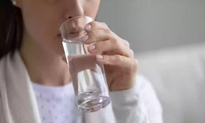 أبرزها الحفاظ على صحة الجسم ورطوبته.. فوائد كثيرة لشرب الماء الساخن في الصباح الباكر 