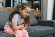 أسباب ألم البطن عند الأطفال ومتى يكون مقلقاً؟