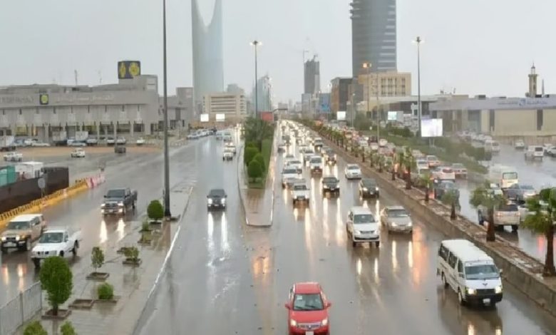 أمطار رعدية ورياح نشطة على عدة مناطق