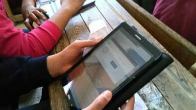 أولياء أمور طلاب الثانوي العام بالمنيا يشكون من أعطال التابلت ويطالبون بعودة الامتحانات الورقية