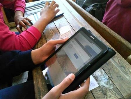 أولياء أمور طلاب الثانوي العام بالمنيا يشكون من أعطال التابلت ويطالبون بعودة الامتحانات الورقية