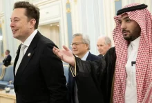 إيلون ماسك يوقع مع السعودية اتفاقية ستارلينك.. وروبوتات تسلا ترقص!