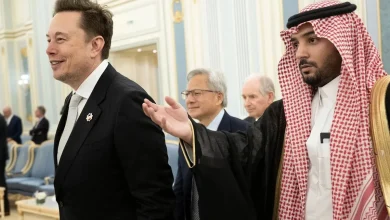 إيلون ماسك يوقع مع السعودية اتفاقية ستارلينك.. وروبوتات تسلا ترقص!