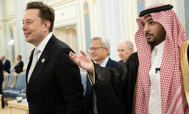 إيلون ماسك يوقع مع السعودية اتفاقية ستارلينك.. وروبوتات تسلا ترقص!