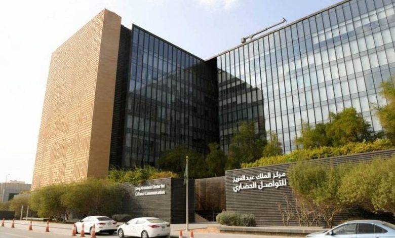 اثنينية التواصل الحضاري تستعرض أهمية تعزيز النزاهة ومكافحة الفساد لتقوية النسيج المجتمعي