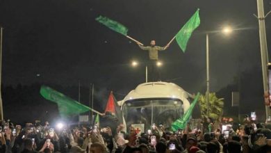 استطلاع: الفلسطينيون يسحبون الشرعية من القيادة الرسمية ويمنحونها للمقاومة