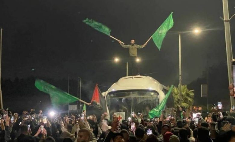 استطلاع: الفلسطينيون يسحبون الشرعية من القيادة الرسمية ويمنحونها للمقاومة