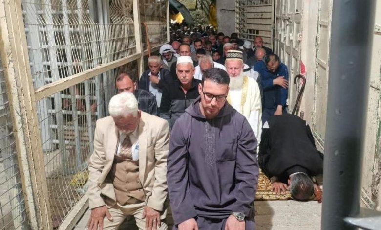 الاحتلال يمنع المواطنين من أداء صلاة الفجر في الحرم الإبراهيمي