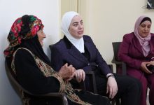 الحكومة تسلّم مسكناً للحاجة وضحى الشهاب...