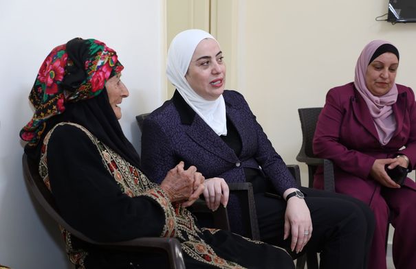 الحكومة تسلّم مسكناً للحاجة وضحى الشهاب...